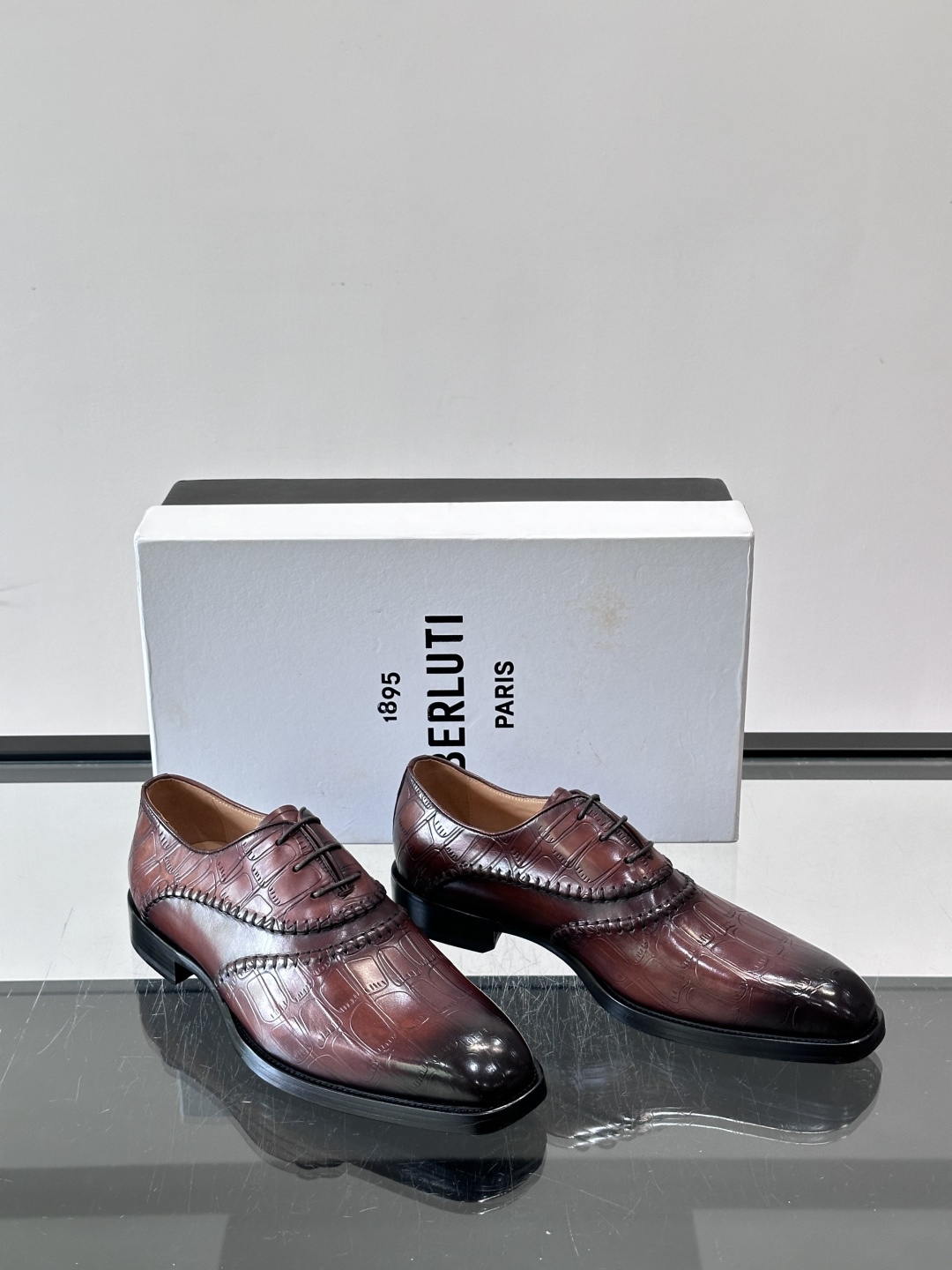 Berluti/布鲁提高端真皮大底正装皮鞋,采用进口牛皮鞋面 柔软有型,手工改色工艺,低调奢华气质,舒适透气版型,小牛皮 Berluti/布鲁提高端真皮大底正装皮鞋,采用进口牛皮鞋面 柔软有型,手工改色工艺,低调奢华气质,舒适透气版型,小牛皮