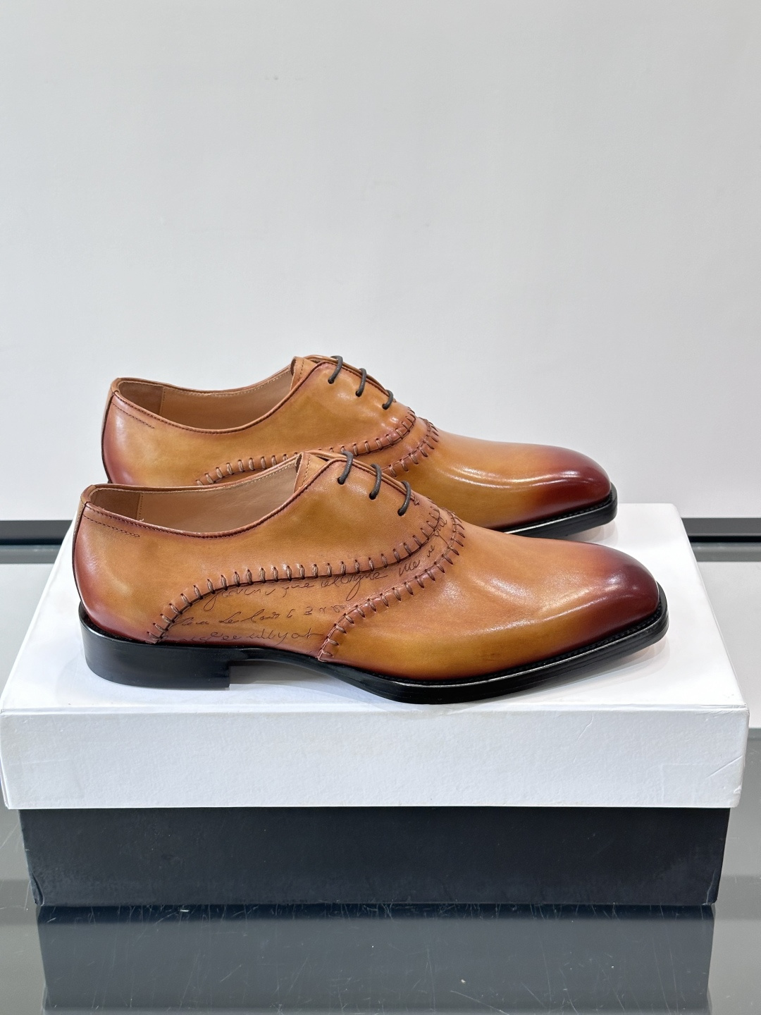 Berluti/布鲁提高端真皮大底正装皮鞋,采用进口牛皮鞋面 柔软有型,手工改色工艺,低调奢华气质,舒适透气版型,小牛皮 Berluti/布鲁提高端真皮大底正装皮鞋,采用进口牛皮鞋面 柔软有型,手工改色工艺,低调奢华气质,舒适透气版型,小牛皮