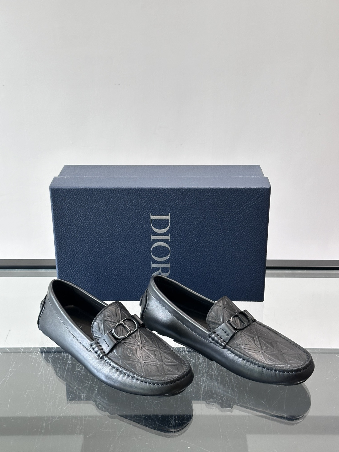Dior 懒人驾车鞋豆豆鞋,这款豆豆鞋由进口牛皮制成,精致时髦。鞋面饰带皮革饰以金属品牌徽标,原版防滑橡胶大底采用袋状结 Dior 懒人驾车鞋豆豆鞋,这款豆豆鞋由进口牛皮制成,精致时髦。鞋面饰带皮革饰以金属品牌徽标,原版防滑橡胶大底采用袋状结