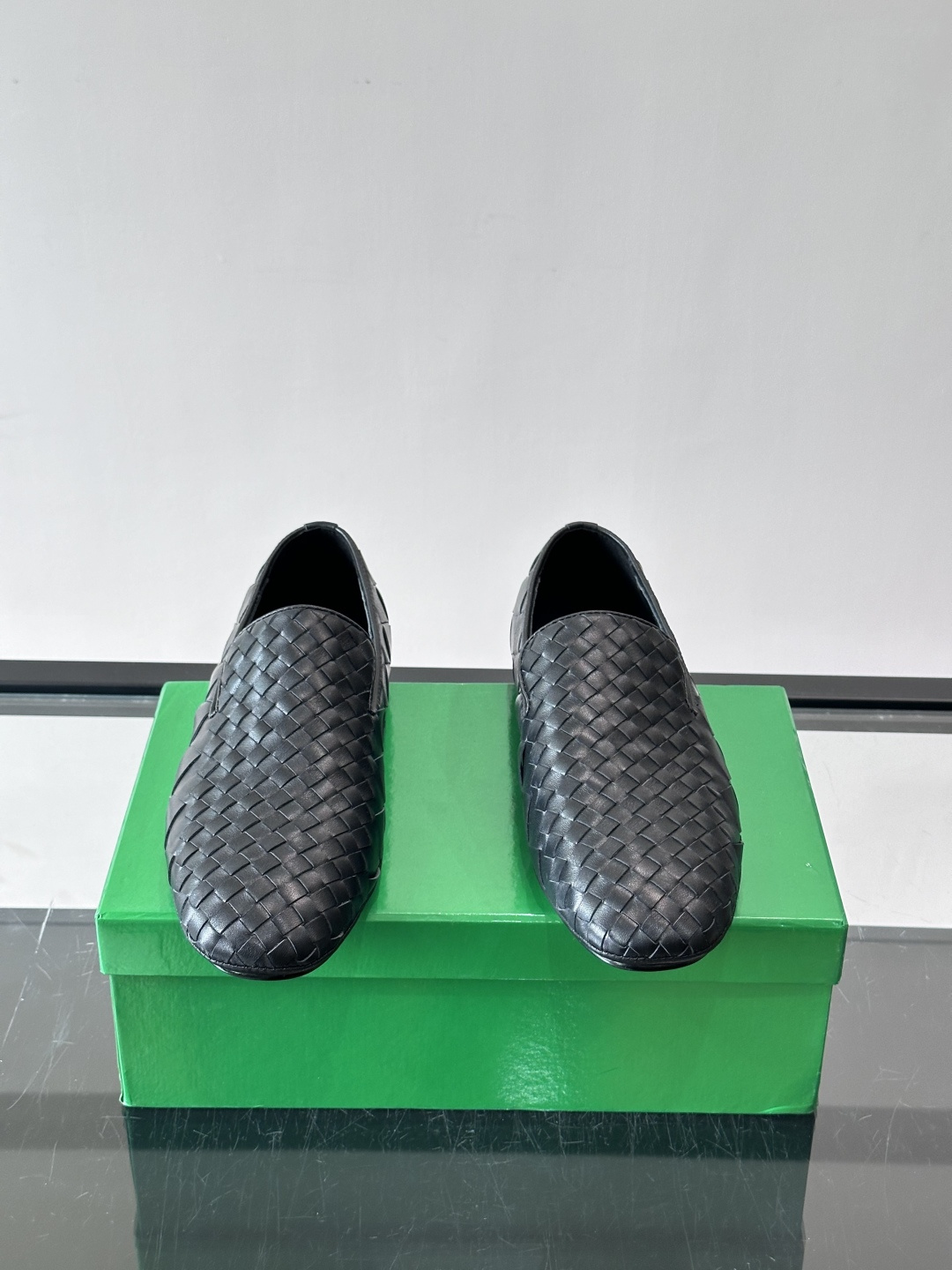 BV 新款情侣款👫休闲一脚蹬真皮大底乐福鞋👞,这款乐福鞋👞选用柔软小牛皮纯手工编织,成就轻盈质地,精致真皮衬里,经典鞋履 BV 新款情侣款👫休闲一脚蹬真皮大底乐福鞋👞,这款乐福鞋👞选用柔软小牛皮纯手工编织,成就轻盈质地,精致真皮衬里,经典鞋履