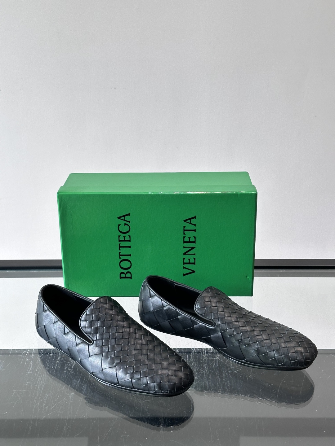 BV 新款情侣款👫休闲一脚蹬真皮大底乐福鞋👞,这款乐福鞋👞选用柔软小牛皮纯手工编织,成就轻盈质地,精致真皮衬里,经典鞋履 BV 新款情侣款👫休闲一脚蹬真皮大底乐福鞋👞,这款乐福鞋👞选用柔软小牛皮纯手工编织,成就轻盈质地,精致真皮衬里,经典鞋履