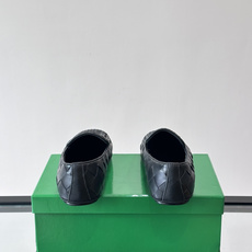 BV 新款情侣款👫休闲一脚蹬真皮大底乐福鞋👞,这款乐福鞋👞选用柔软小牛皮纯手工编织,成就轻盈质地,精致真皮衬里,经典鞋履 BV 新款情侣款👫休闲一脚蹬真皮大底乐福鞋👞,这款乐福鞋👞选用柔软小牛皮纯手工编织,成就轻盈质地,精致真皮衬里,经典鞋履
