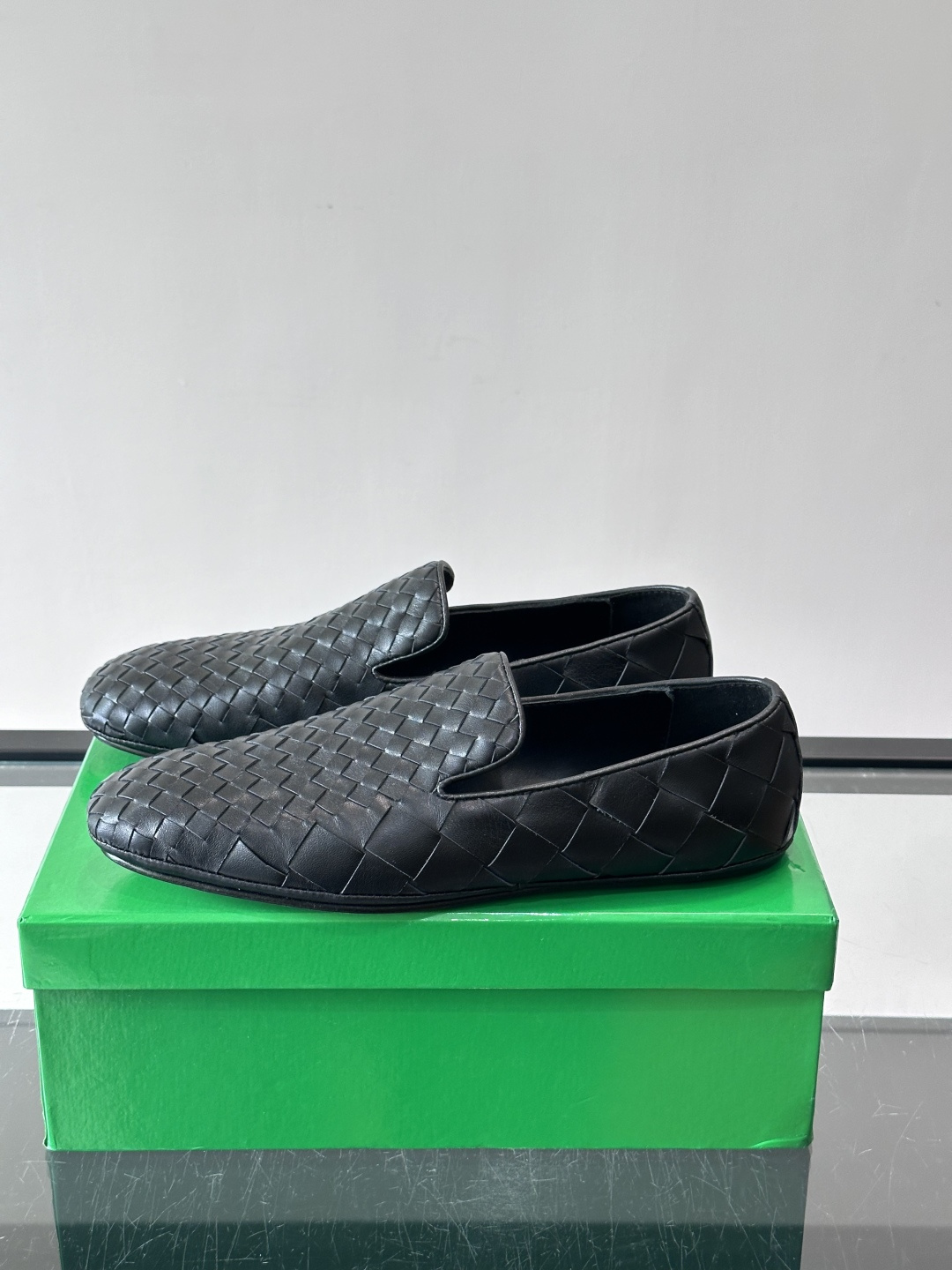 BV 新款情侣款👫休闲一脚蹬真皮大底乐福鞋👞,这款乐福鞋👞选用柔软小牛皮纯手工编织,成就轻盈质地,精致真皮衬里,经典鞋履 BV 新款情侣款👫休闲一脚蹬真皮大底乐福鞋👞,这款乐福鞋👞选用柔软小牛皮纯手工编织,成就轻盈质地,精致真皮衬里,经典鞋履