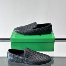 BV 新款情侣款👫休闲一脚蹬真皮大底乐福鞋👞,这款乐福鞋👞选用柔软小牛皮纯手工编织,成就轻盈质地,精致真皮衬里,经典鞋履 BV 新款情侣款👫休闲一脚蹬真皮大底乐福鞋👞,这款乐福鞋👞选用柔软小牛皮纯手工编织,成就轻盈质地,精致真皮衬里,经典鞋履