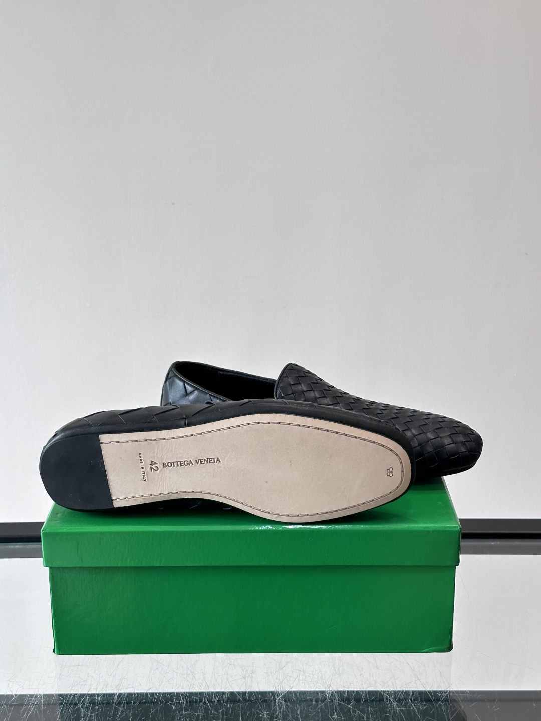 BV 新款情侣款👫休闲一脚蹬真皮大底乐福鞋👞,这款乐福鞋👞选用柔软小牛皮纯手工编织,成就轻盈质地,精致真皮衬里,经典鞋履 BV 新款情侣款👫休闲一脚蹬真皮大底乐福鞋👞,这款乐福鞋👞选用柔软小牛皮纯手工编织,成就轻盈质地,精致真皮衬里,经典鞋履