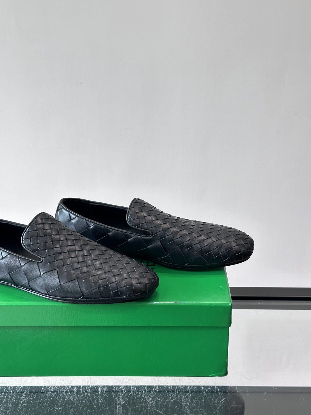 BV 新款情侣款👫休闲一脚蹬真皮大底乐福鞋👞,这款乐福鞋👞选用柔软小牛皮纯手工编织,成就轻盈质地,精致真皮衬里,经典鞋履 BV 新款情侣款👫休闲一脚蹬真皮大底乐福鞋👞,这款乐福鞋👞选用柔软小牛皮纯手工编织,成就轻盈质地,精致真皮衬里,经典鞋履