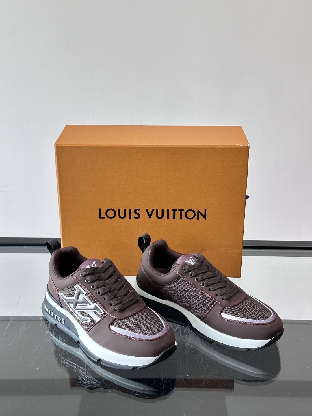 👟LV 男士休闲运动鞋,经典Monogram牛皮,细节超有质感!鞋侧LV刺绣标志,品牌辨识度满分✨。橡胶鞋底,穿着舒适又 👟LV 男士休闲运动鞋,经典Monogram牛皮,细节超有质感!鞋侧LV刺绣标志,品牌辨识度满分✨。橡胶鞋底,穿着舒适又