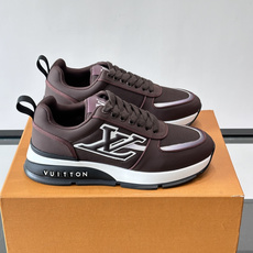 👟LV 男士休闲运动鞋,经典Monogram牛皮,细节超有质感!鞋侧LV刺绣标志,品牌辨识度满分✨。橡胶鞋底,穿着舒适又 👟LV 男士休闲运动鞋,经典Monogram牛皮,细节超有质感!鞋侧LV刺绣标志,品牌辨识度满分✨。橡胶鞋底,穿着舒适又
