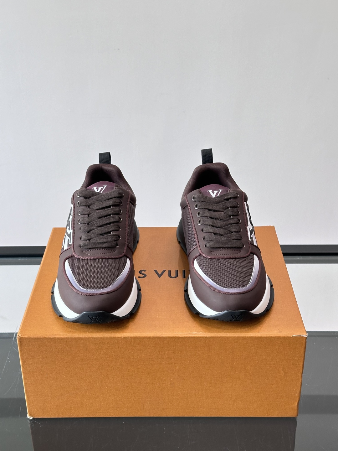👟LV 男士休闲运动鞋,经典Monogram牛皮,细节超有质感!鞋侧LV刺绣标志,品牌辨识度满分✨。橡胶鞋底,穿着舒适又 👟LV 男士休闲运动鞋,经典Monogram牛皮,细节超有质感!鞋侧LV刺绣标志,品牌辨识度满分✨。橡胶鞋底,穿着舒适又
