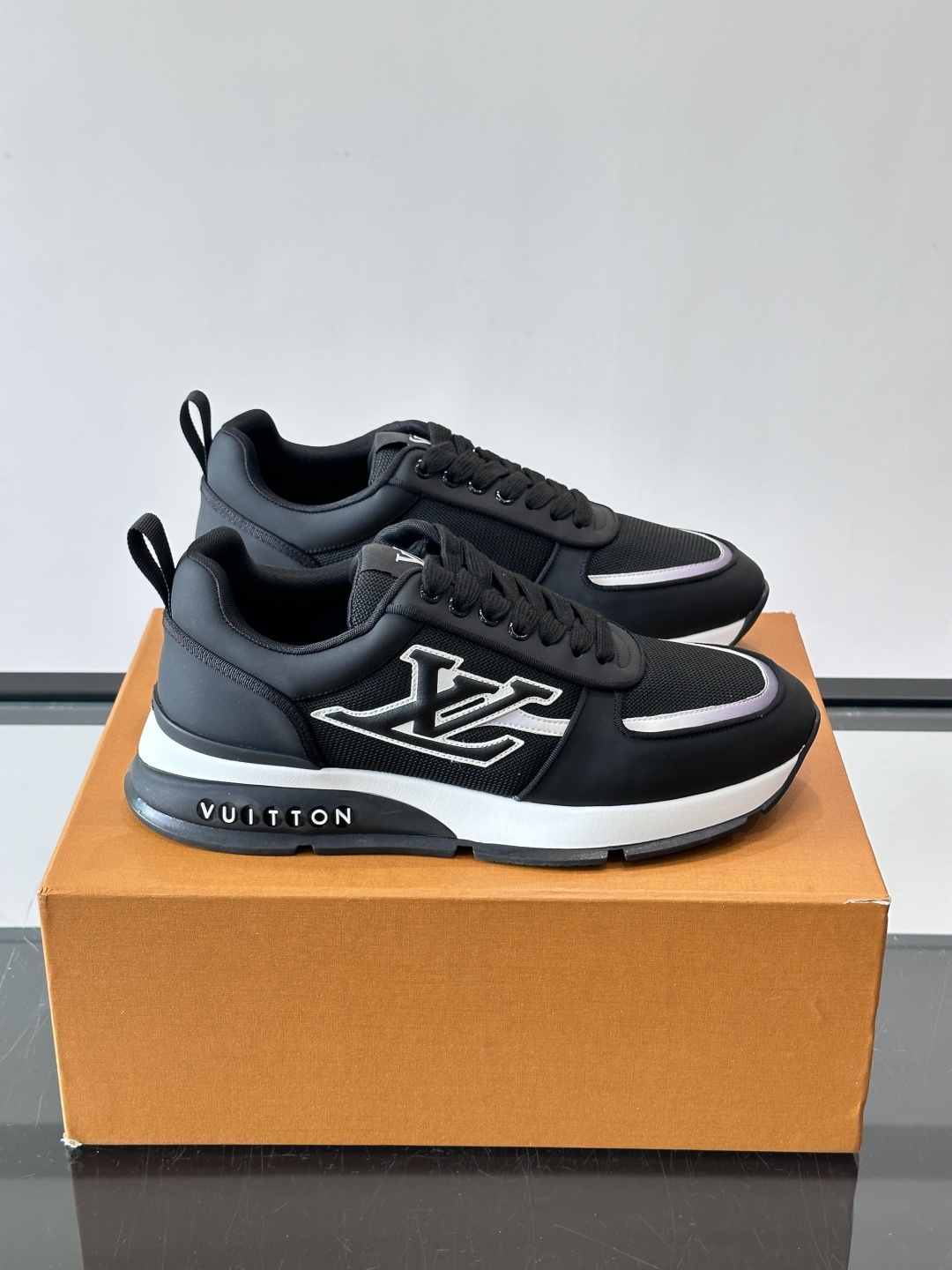 👟LV 男士休闲运动鞋,经典Monogram牛皮,细节超有质感!鞋侧LV刺绣标志,品牌辨识度满分✨。橡胶鞋底,穿着舒适又 👟LV 男士休闲运动鞋,经典Monogram牛皮,细节超有质感!鞋侧LV刺绣标志,品牌辨识度满分✨。橡胶鞋底,穿着舒适又