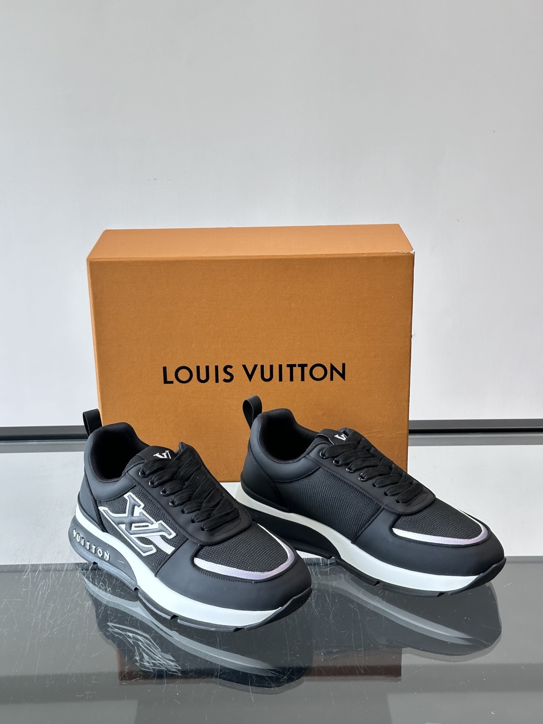 👟LV 男士休闲运动鞋,经典Monogram牛皮,细节超有质感!鞋侧LV刺绣标志,品牌辨识度满分✨。橡胶鞋底,穿着舒适又 👟LV 男士休闲运动鞋,经典Monogram牛皮,细节超有质感!鞋侧LV刺绣标志,品牌辨识度满分✨。橡胶鞋底,穿着舒适又