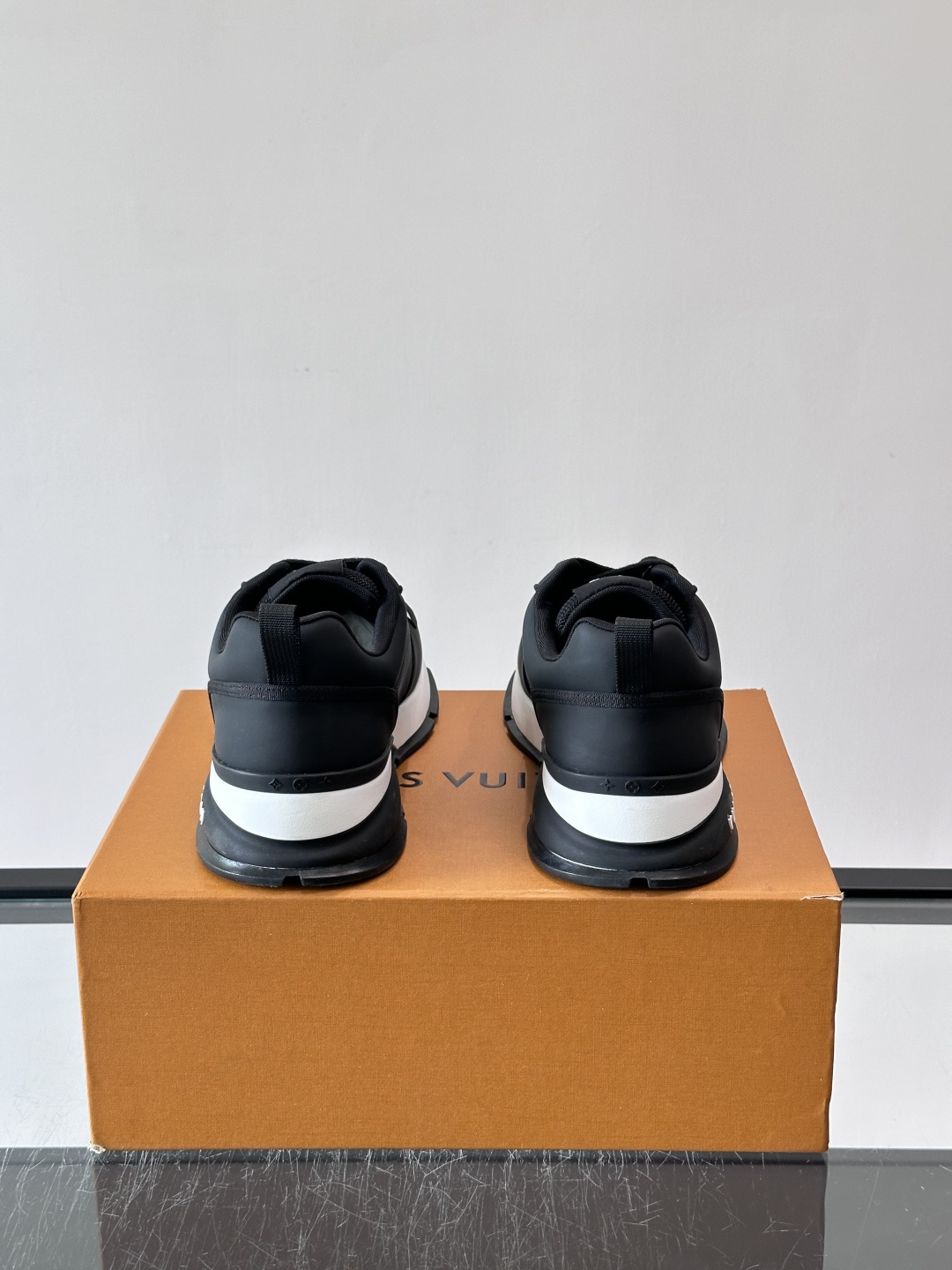 👟LV 男士休闲运动鞋,经典Monogram牛皮,细节超有质感!鞋侧LV刺绣标志,品牌辨识度满分✨。橡胶鞋底,穿着舒适又 👟LV 男士休闲运动鞋,经典Monogram牛皮,细节超有质感!鞋侧LV刺绣标志,品牌辨识度满分✨。橡胶鞋底,穿着舒适又