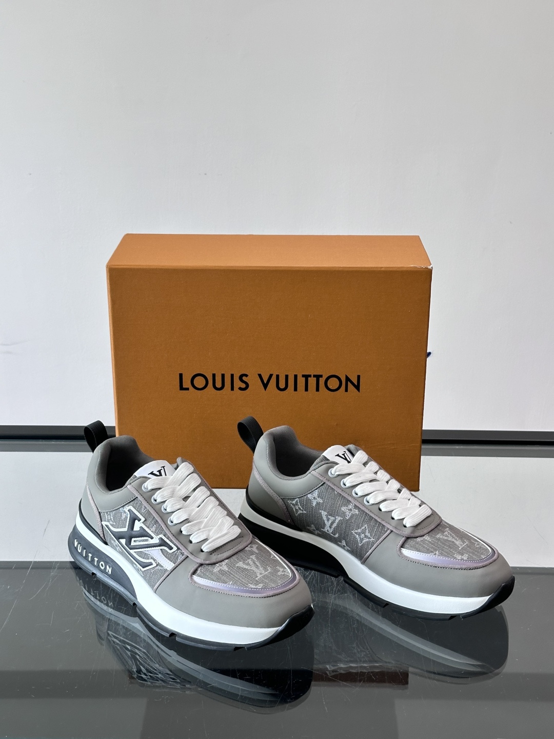 👟LV 男士休闲运动鞋,经典Monogram牛皮,细节超有质感!鞋侧LV刺绣标志,品牌辨识度满分✨。橡胶鞋底,穿着舒适又 👟LV 男士休闲运动鞋,经典Monogram牛皮,细节超有质感!鞋侧LV刺绣标志,品牌辨识度满分✨。橡胶鞋底,穿着舒适又
