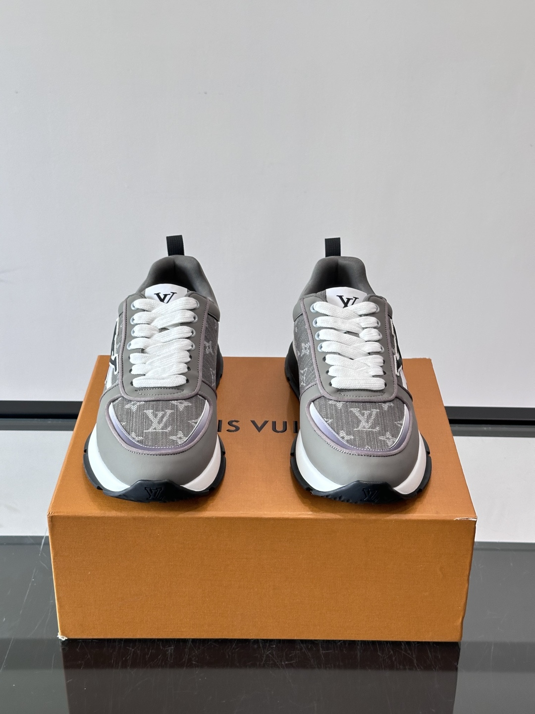👟LV 男士休闲运动鞋,经典Monogram牛皮,细节超有质感!鞋侧LV刺绣标志,品牌辨识度满分✨。橡胶鞋底,穿着舒适又 👟LV 男士休闲运动鞋,经典Monogram牛皮,细节超有质感!鞋侧LV刺绣标志,品牌辨识度满分✨。橡胶鞋底,穿着舒适又