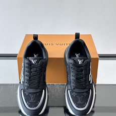 👟LV 男士休闲运动鞋,经典Monogram牛皮,细节超有质感!鞋侧LV刺绣标志,品牌辨识度满分✨。橡胶鞋底,穿着舒适又 👟LV 男士休闲运动鞋,经典Monogram牛皮,细节超有质感!鞋侧LV刺绣标志,品牌辨识度满分✨。橡胶鞋底,穿着舒适又