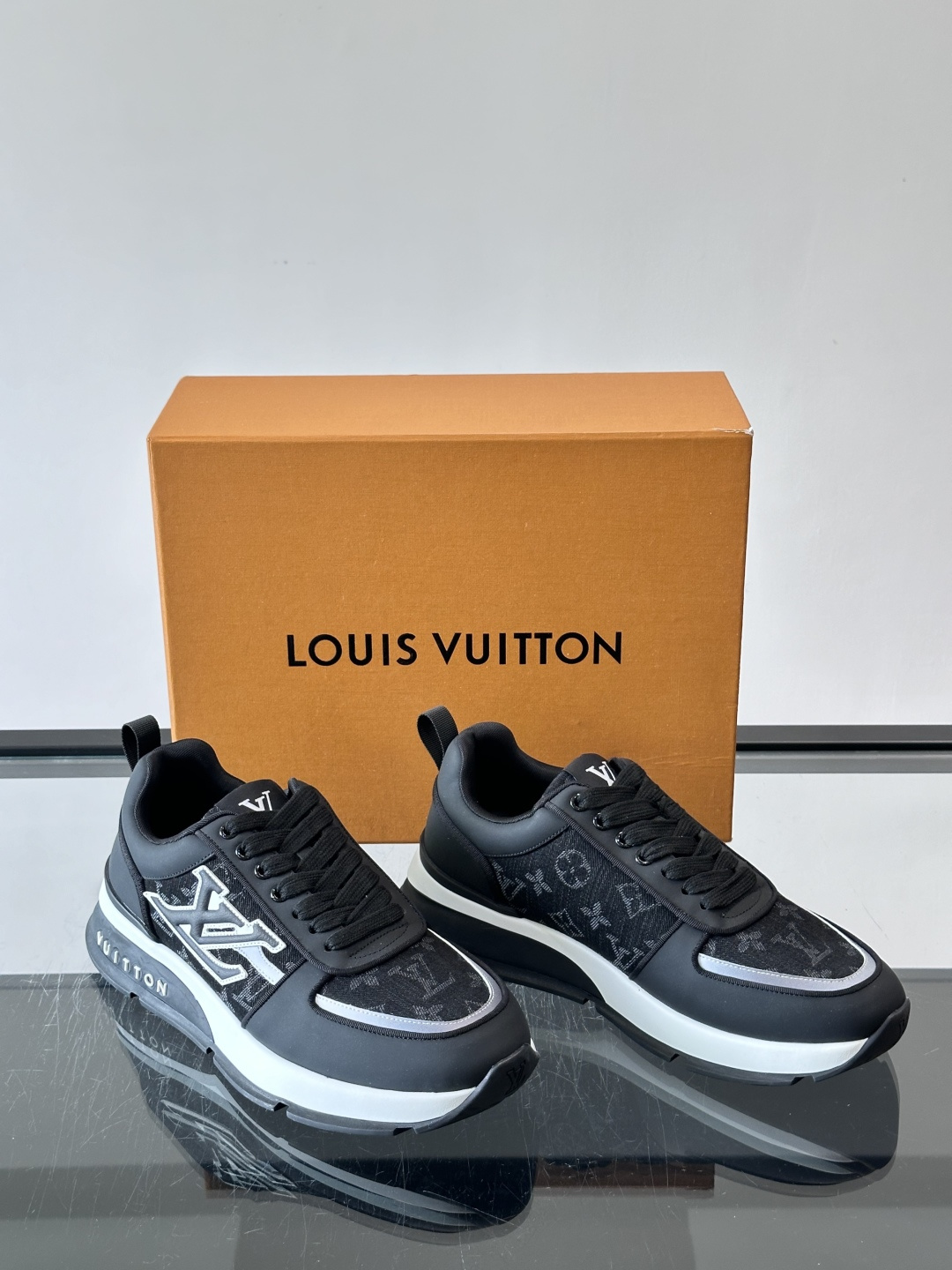 👟LV 男士休闲运动鞋,经典Monogram牛皮,细节超有质感!鞋侧LV刺绣标志,品牌辨识度满分✨。橡胶鞋底,穿着舒适又 👟LV 男士休闲运动鞋,经典Monogram牛皮,细节超有质感!鞋侧LV刺绣标志,品牌辨识度满分✨。橡胶鞋底,穿着舒适又