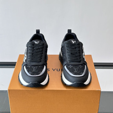 👟LV 男士休闲运动鞋,经典Monogram牛皮,细节超有质感!鞋侧LV刺绣标志,品牌辨识度满分✨。橡胶鞋底,穿着舒适又 👟LV 男士休闲运动鞋,经典Monogram牛皮,细节超有质感!鞋侧LV刺绣标志,品牌辨识度满分✨。橡胶鞋底,穿着舒适又