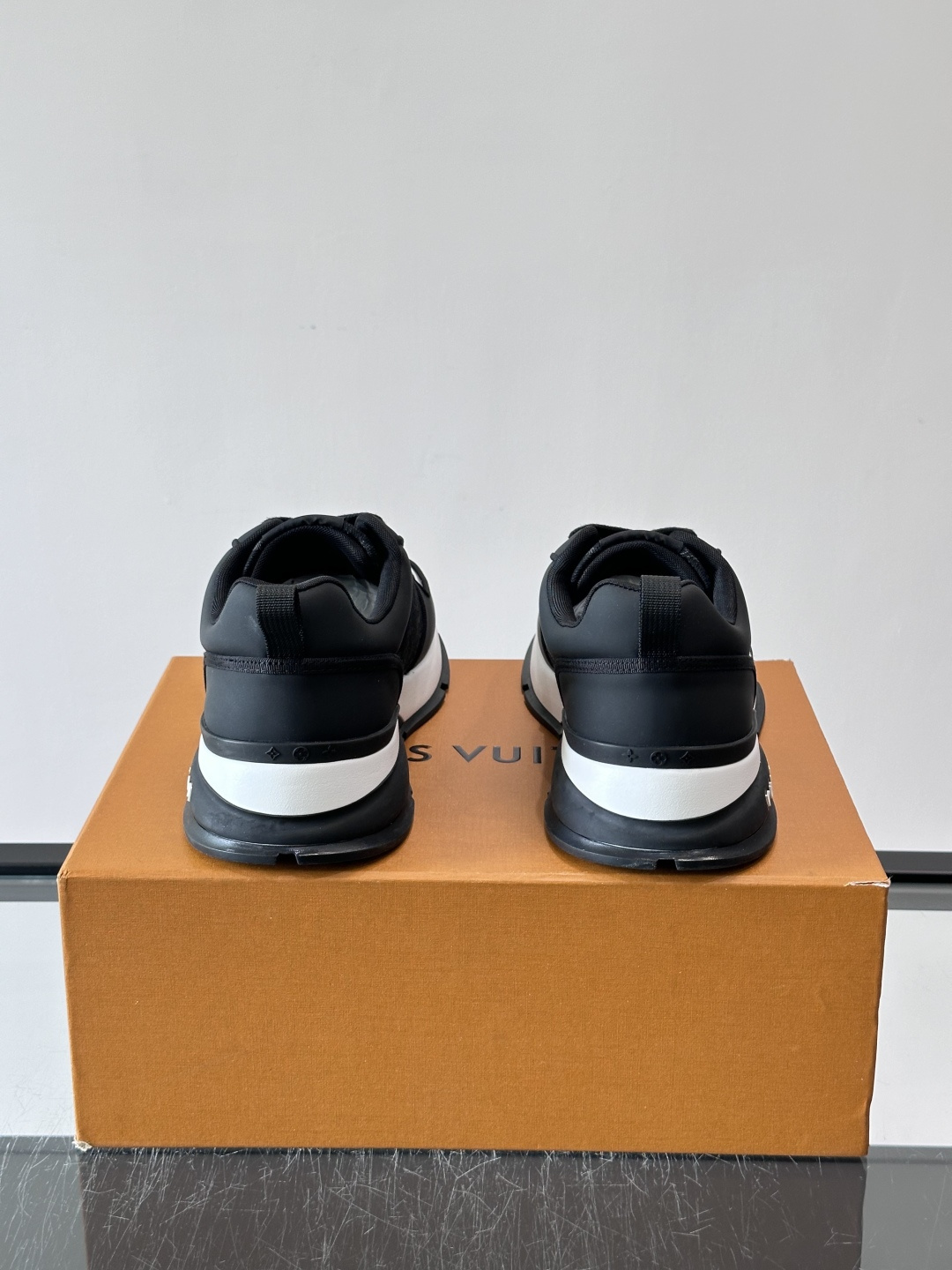 👟LV 男士休闲运动鞋,经典Monogram牛皮,细节超有质感!鞋侧LV刺绣标志,品牌辨识度满分✨。橡胶鞋底,穿着舒适又 👟LV 男士休闲运动鞋,经典Monogram牛皮,细节超有质感!鞋侧LV刺绣标志,品牌辨识度满分✨。橡胶鞋底,穿着舒适又