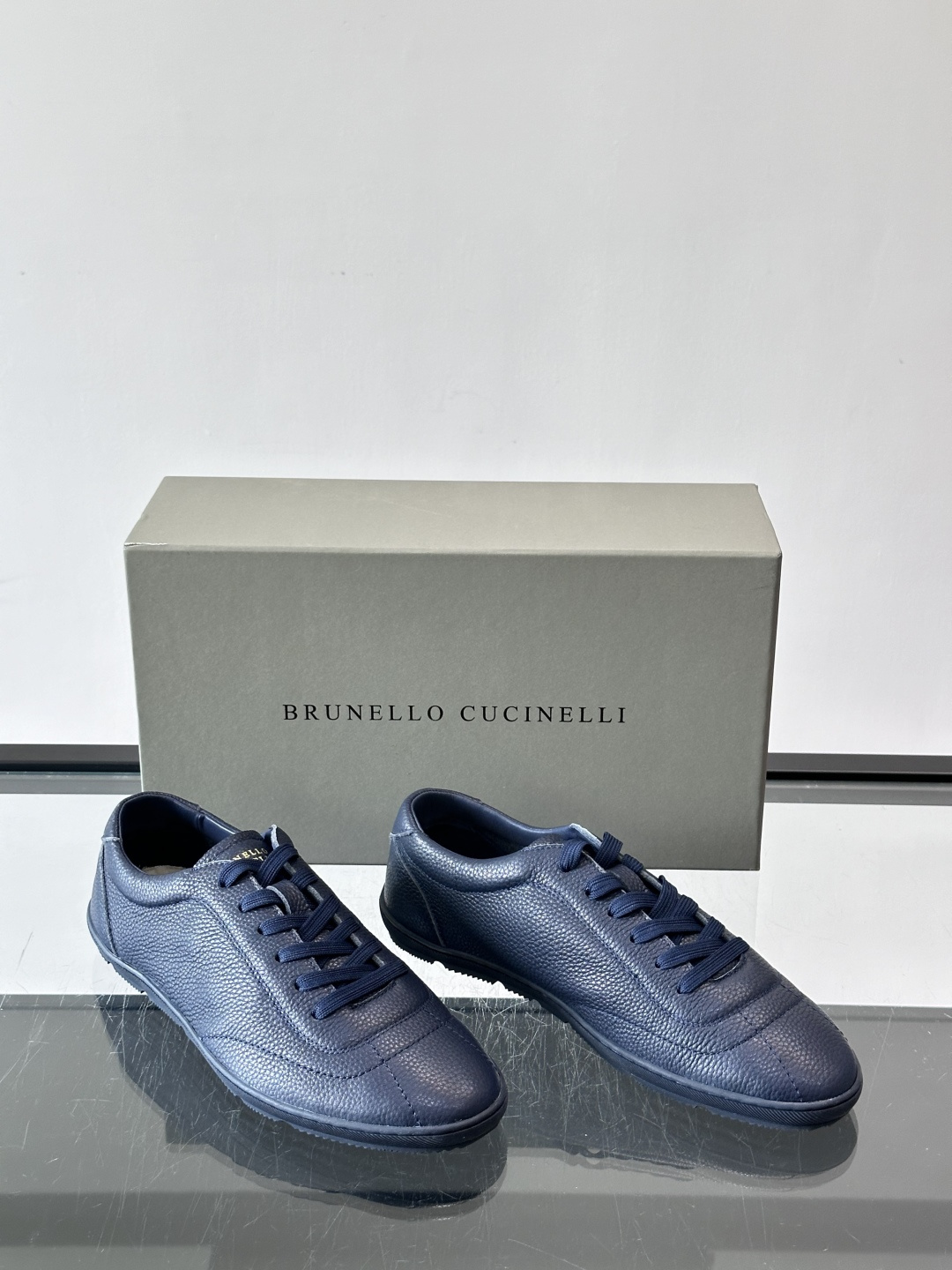 Brunello Cucinelli鹿皮纹理小牛皮胶底鞋。材质与工艺的衬托下,这款仿鹿皮小牛皮胶底鞋彰显出休闲精致的格调 Brunello Cucinelli鹿皮纹理小牛皮胶底鞋。材质与工艺的衬托下,这款仿鹿皮小牛皮胶底鞋彰显出休闲精致的格调