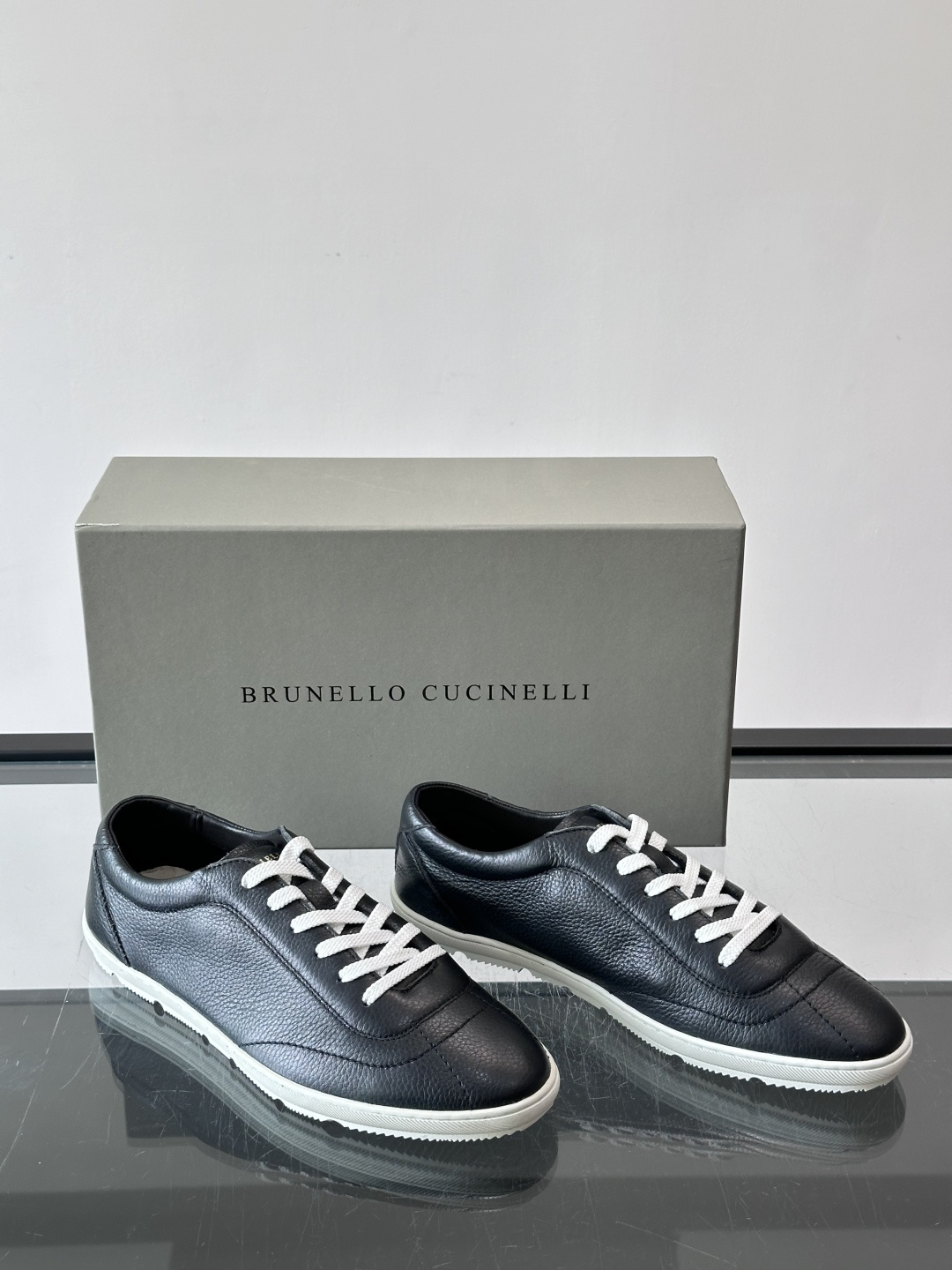 Brunello Cucinelli鹿皮纹理小牛皮胶底鞋。材质与工艺的衬托下,这款仿鹿皮小牛皮胶底鞋彰显出休闲精致的格调 Brunello Cucinelli鹿皮纹理小牛皮胶底鞋。材质与工艺的衬托下,这款仿鹿皮小牛皮胶底鞋彰显出休闲精致的格调