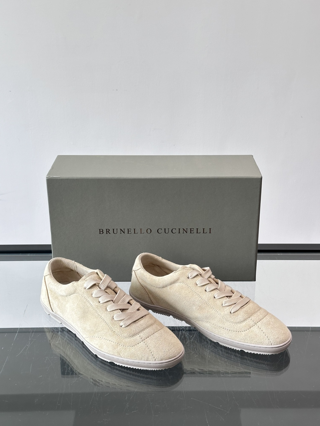 Brunello Cucinelli绒面皮休闲鞋。甄选材质与匠心工艺于这款轻便胶底鞋中巧妙融合,兼具轻盈质感与柔韧特性。 Brunello Cucinelli绒面皮休闲鞋。甄选材质与匠心工艺于这款轻便胶底鞋中巧妙融合,兼具轻盈质感与柔韧特性。