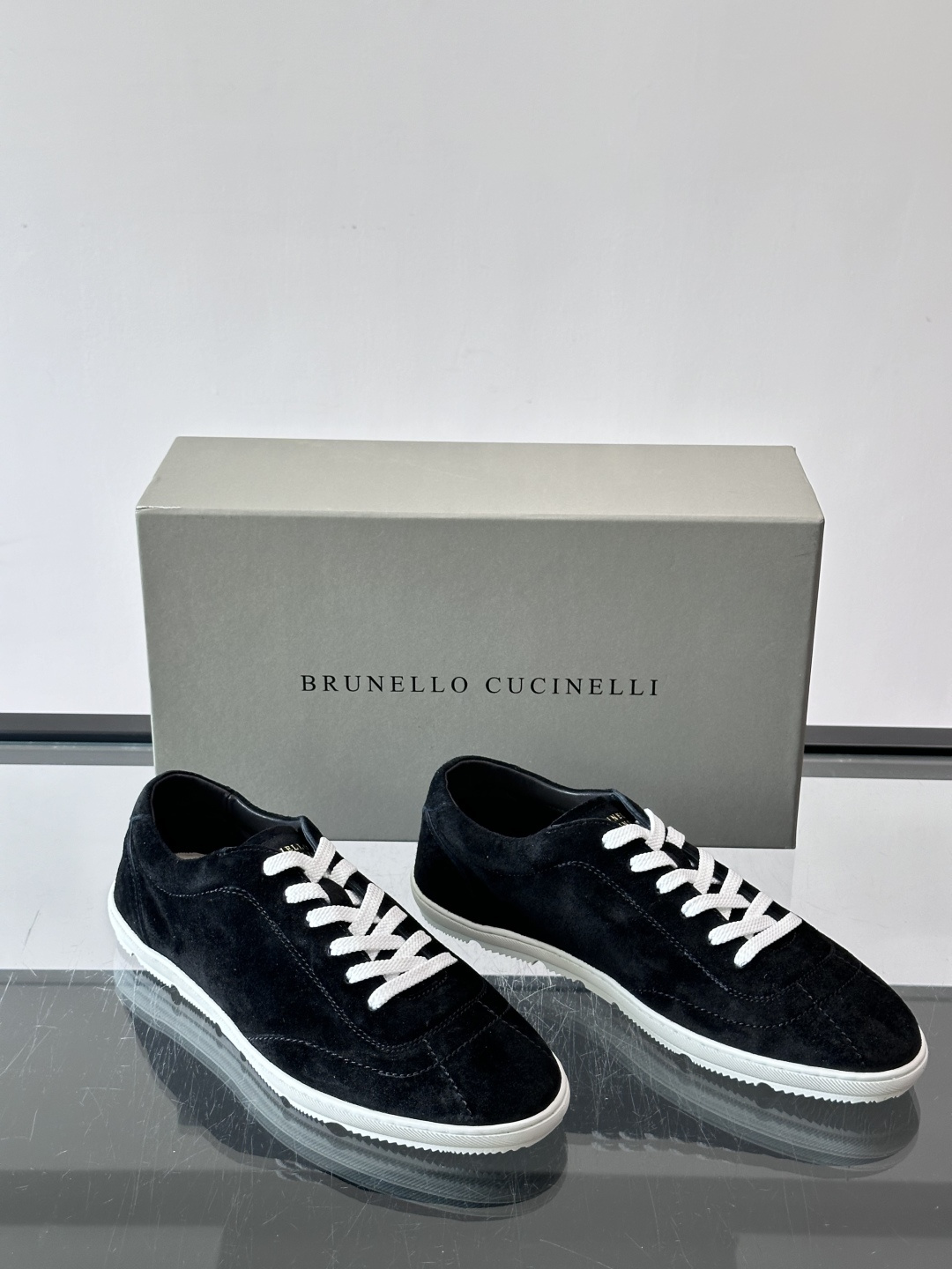Brunello Cucinelli绒面皮休闲鞋。甄选材质与匠心工艺于这款轻便胶底鞋中巧妙融合,兼具轻盈质感与柔韧特性。 Brunello Cucinelli绒面皮休闲鞋。甄选材质与匠心工艺于这款轻便胶底鞋中巧妙融合,兼具轻盈质感与柔韧特性。