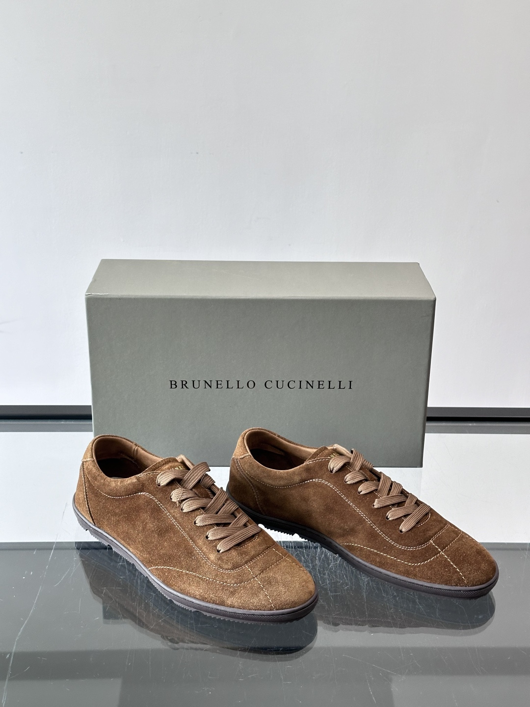 Brunello Cucinelli绒面皮休闲鞋。甄选材质与匠心工艺于这款轻便胶底鞋中巧妙融合,兼具轻盈质感与柔韧特性。 Brunello Cucinelli绒面皮休闲鞋。甄选材质与匠心工艺于这款轻便胶底鞋中巧妙融合,兼具轻盈质感与柔韧特性。