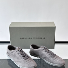 Brunello Cucinelli绒面皮休闲鞋。甄选材质与匠心工艺于这款轻便胶底鞋中巧妙融合,兼具轻盈质感与柔韧特性。 Brunello Cucinelli绒面皮休闲鞋。甄选材质与匠心工艺于这款轻便胶底鞋中巧妙融合,兼具轻盈质感与柔韧特性。