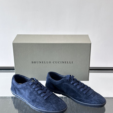 Brunello Cucinelli绒面皮休闲鞋。甄选材质与匠心工艺于这款轻便胶底鞋中巧妙融合,兼具轻盈质感与柔韧特性。 Brunello Cucinelli绒面皮休闲鞋。甄选材质与匠心工艺于这款轻便胶底鞋中巧妙融合,兼具轻盈质感与柔韧特性。