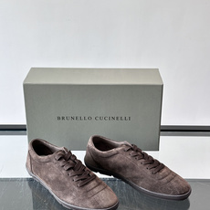 Brunello Cucinelli绒面皮休闲鞋。甄选材质与匠心工艺于这款轻便胶底鞋中巧妙融合,兼具轻盈质感与柔韧特性。 Brunello Cucinelli绒面皮休闲鞋。甄选材质与匠心工艺于这款轻便胶底鞋中巧妙融合,兼具轻盈质感与柔韧特性。