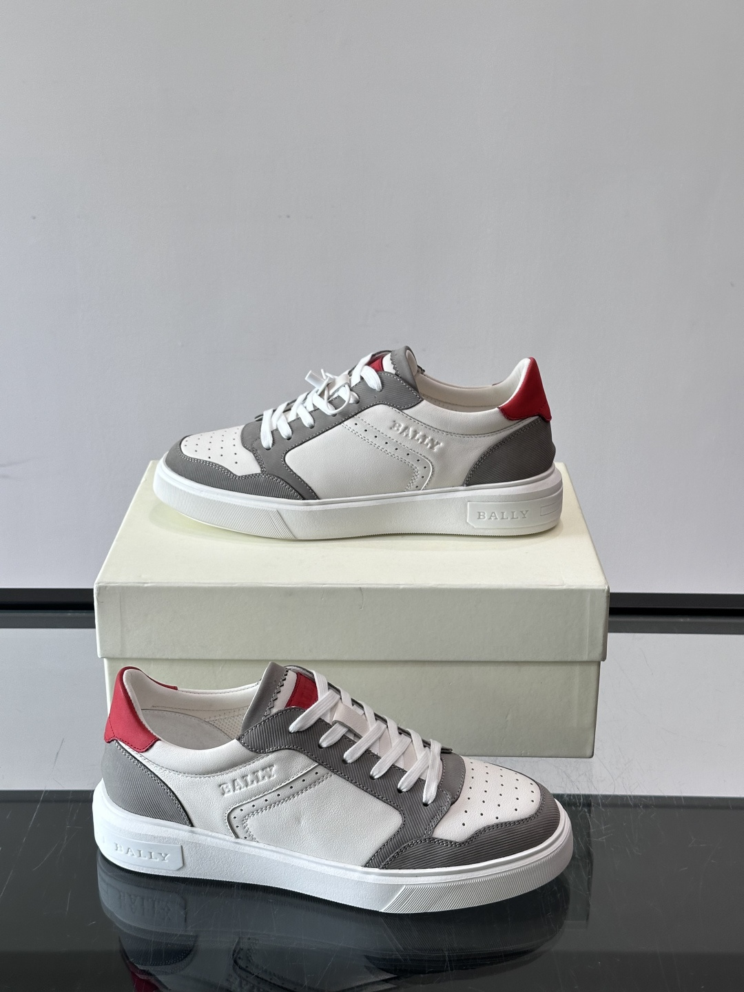 Bally B-Stroke 板鞋,皮革搭配麂皮拼接,酒红色鞋舌点缀,橡胶厚底,鞋侧有"BALLY"压印。 这款 Bally B-Stroke 板鞋,皮革搭配麂皮拼接,酒红色鞋舌点缀,橡胶厚底,鞋侧有"BALLY"压印。 这款