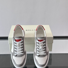 Bally B-Stroke 板鞋,皮革搭配麂皮拼接,酒红色鞋舌点缀,橡胶厚底,鞋侧有"BALLY"压印。 这款 Bally B-Stroke 板鞋,皮革搭配麂皮拼接,酒红色鞋舌点缀,橡胶厚底,鞋侧有"BALLY"压印。 这款