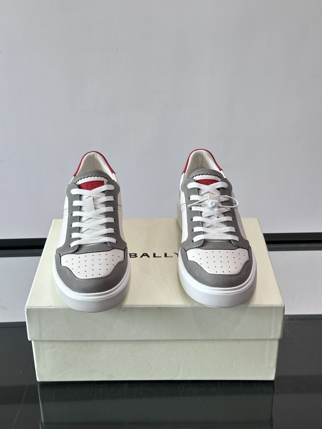 Bally B-Stroke 板鞋,皮革搭配麂皮拼接,酒红色鞋舌点缀,橡胶厚底,鞋侧有"BALLY"压印。 这款 Bally B-Stroke 板鞋,皮革搭配麂皮拼接,酒红色鞋舌点缀,橡胶厚底,鞋侧有"BALLY"压印。 这款