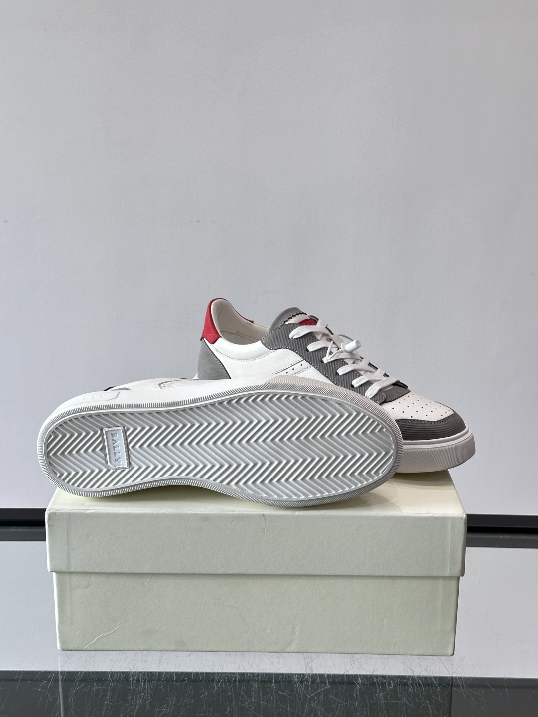 Bally B-Stroke 板鞋,皮革搭配麂皮拼接,酒红色鞋舌点缀,橡胶厚底,鞋侧有"BALLY"压印。 这款 Bally B-Stroke 板鞋,皮革搭配麂皮拼接,酒红色鞋舌点缀,橡胶厚底,鞋侧有"BALLY"压印。 这款