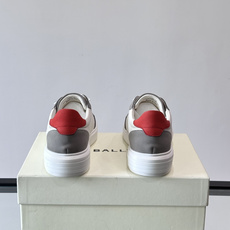 Bally B-Stroke 板鞋,皮革搭配麂皮拼接,酒红色鞋舌点缀,橡胶厚底,鞋侧有"BALLY"压印。 这款 Bally B-Stroke 板鞋,皮革搭配麂皮拼接,酒红色鞋舌点缀,橡胶厚底,鞋侧有"BALLY"压印。 这款