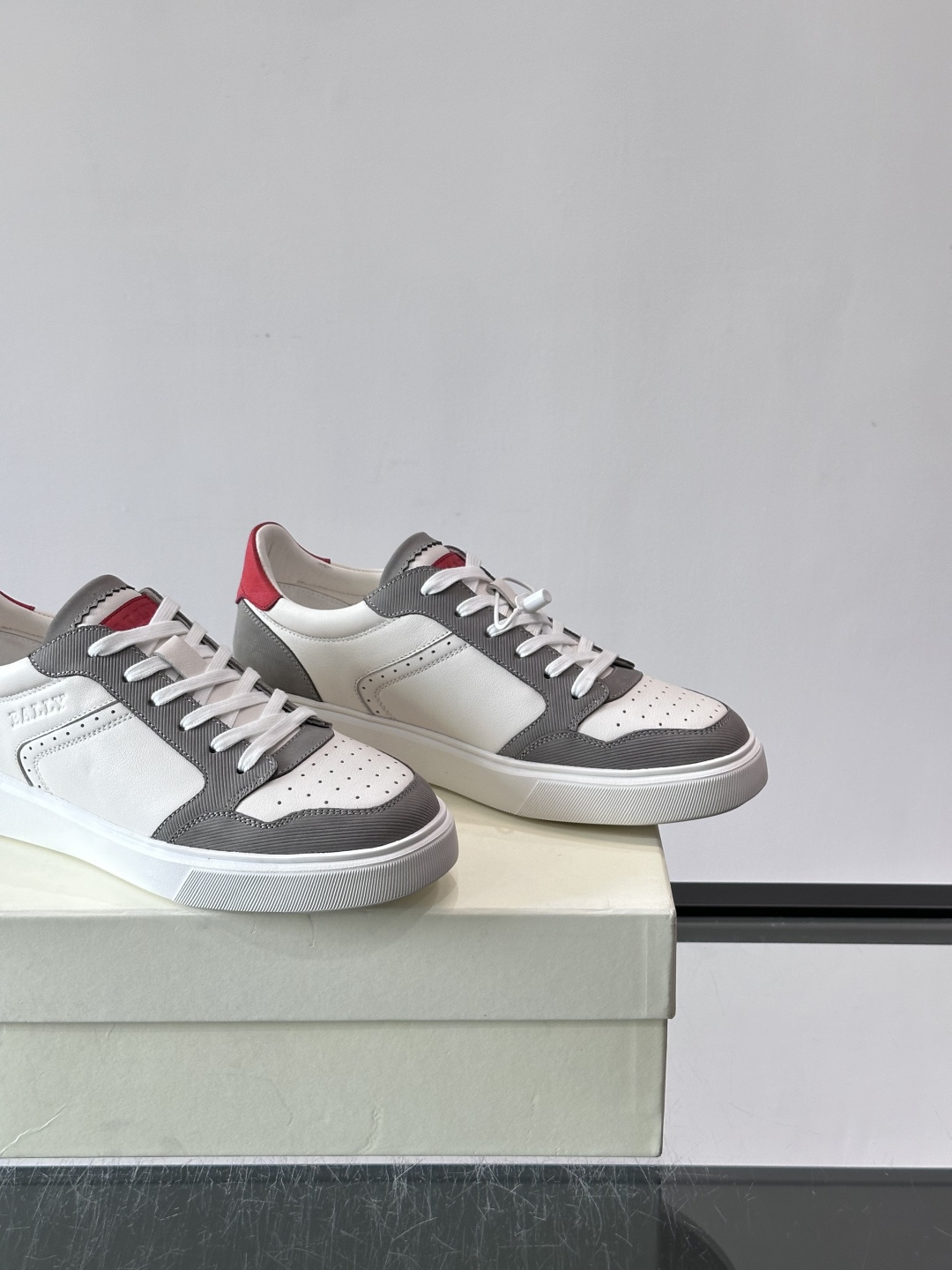 Bally B-Stroke 板鞋,皮革搭配麂皮拼接,酒红色鞋舌点缀,橡胶厚底,鞋侧有"BALLY"压印。 这款 Bally B-Stroke 板鞋,皮革搭配麂皮拼接,酒红色鞋舌点缀,橡胶厚底,鞋侧有"BALLY"压印。 这款