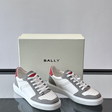 Bally B-Stroke 板鞋,皮革搭配麂皮拼接,酒红色鞋舌点缀,橡胶厚底,鞋侧有"BALLY"压印。 这款 Bally B-Stroke 板鞋,皮革搭配麂皮拼接,酒红色鞋舌点缀,橡胶厚底,鞋侧有"BALLY"压印。 这款