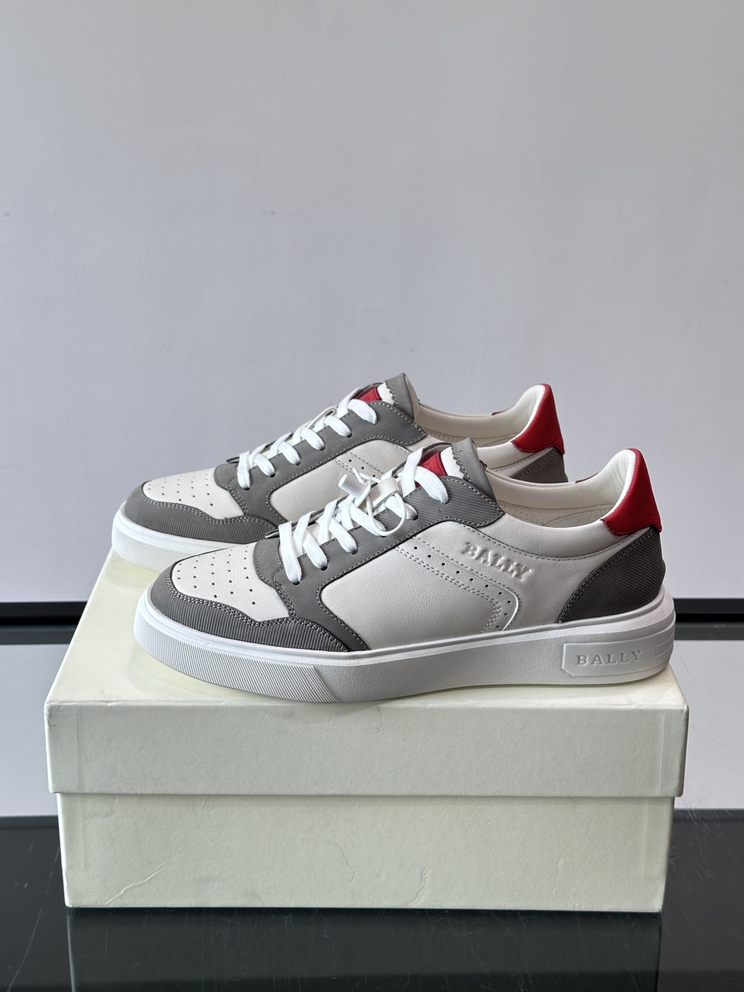 Bally B-Stroke 板鞋,皮革搭配麂皮拼接,酒红色鞋舌点缀,橡胶厚底,鞋侧有"BALLY"压印。 这款 Bally B-Stroke 板鞋,皮革搭配麂皮拼接,酒红色鞋舌点缀,橡胶厚底,鞋侧有"BALLY"压印。 这款