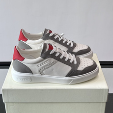 Bally B-Stroke 板鞋,皮革搭配麂皮拼接,酒红色鞋舌点缀,橡胶厚底,鞋侧有"BALLY"压印。 这款 Bally B-Stroke 板鞋,皮革搭配麂皮拼接,酒红色鞋舌点缀,橡胶厚底,鞋侧有"BALLY"压印。 这款