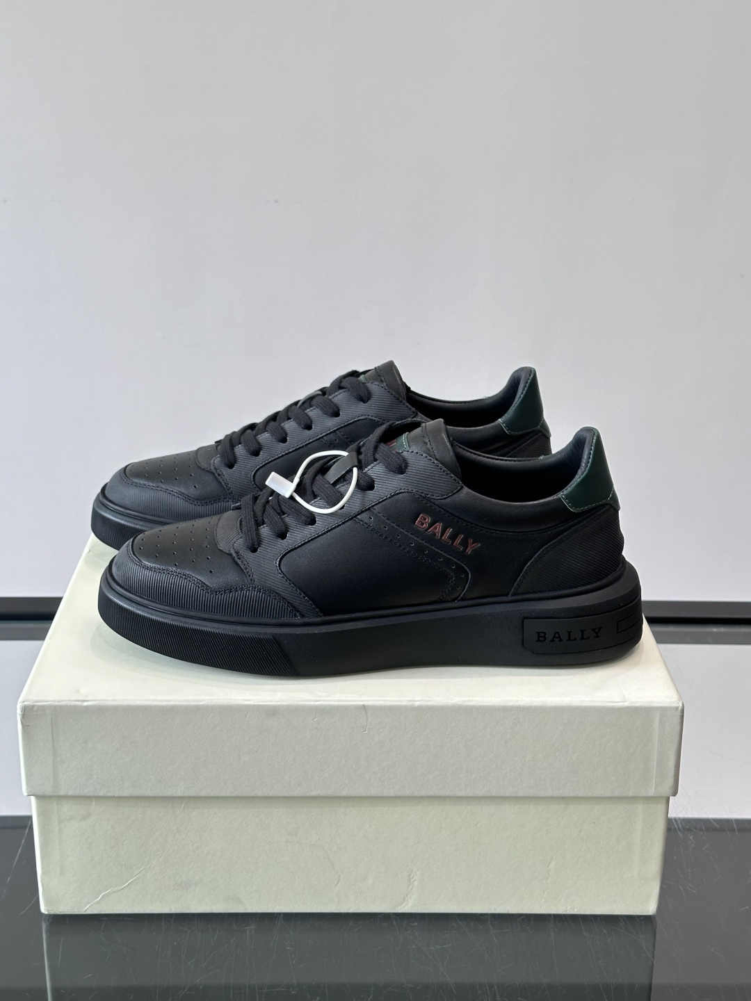 Bally B-Stroke 板鞋,皮革搭配麂皮拼接,酒红色鞋舌点缀,橡胶厚底,鞋侧有"BALLY"压印。 这款 Bally B-Stroke 板鞋,皮革搭配麂皮拼接,酒红色鞋舌点缀,橡胶厚底,鞋侧有"BALLY"压印。 这款