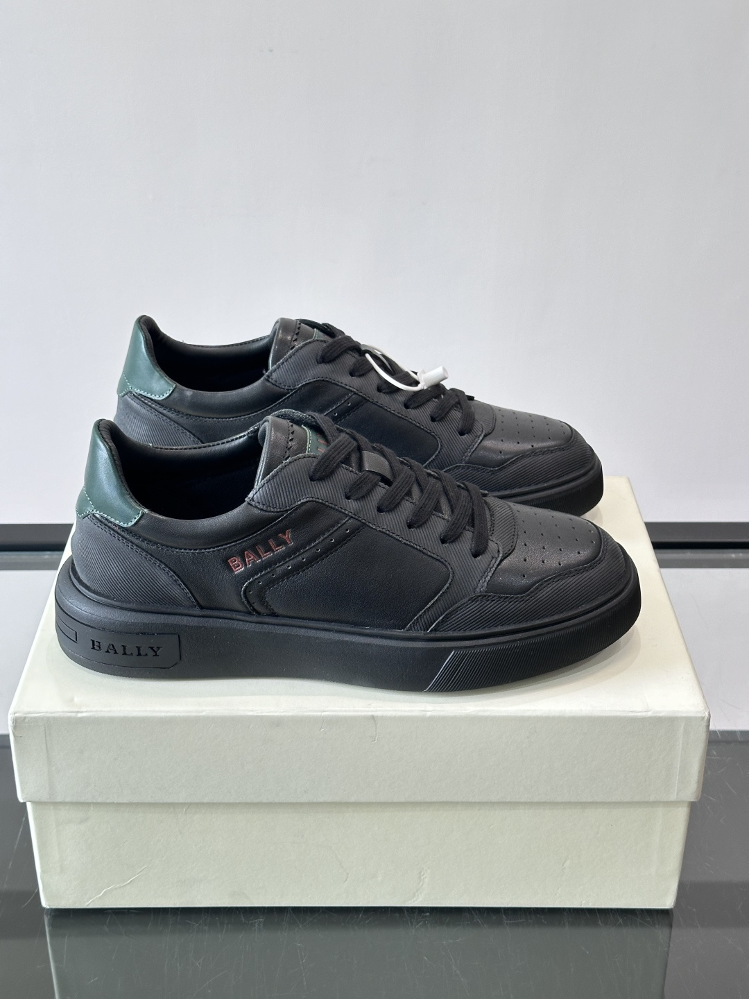 Bally B-Stroke 板鞋,皮革搭配麂皮拼接,酒红色鞋舌点缀,橡胶厚底,鞋侧有"BALLY"压印。 这款 Bally B-Stroke 板鞋,皮革搭配麂皮拼接,酒红色鞋舌点缀,橡胶厚底,鞋侧有"BALLY"压印。 这款