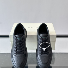 Bally B-Stroke 板鞋,皮革搭配麂皮拼接,酒红色鞋舌点缀,橡胶厚底,鞋侧有"BALLY"压印。 这款 Bally B-Stroke 板鞋,皮革搭配麂皮拼接,酒红色鞋舌点缀,橡胶厚底,鞋侧有"BALLY"压印。 这款