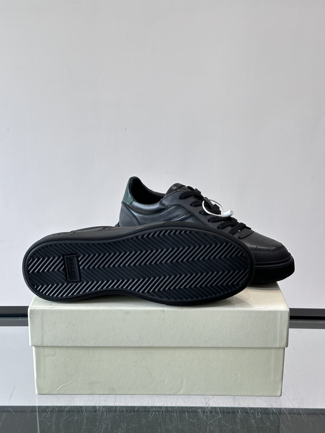 Bally B-Stroke 板鞋,皮革搭配麂皮拼接,酒红色鞋舌点缀,橡胶厚底,鞋侧有"BALLY"压印。 这款 Bally B-Stroke 板鞋,皮革搭配麂皮拼接,酒红色鞋舌点缀,橡胶厚底,鞋侧有"BALLY"压印。 这款