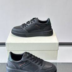 Bally B-Stroke 板鞋,皮革搭配麂皮拼接,酒红色鞋舌点缀,橡胶厚底,鞋侧有"BALLY"压印。 这款 Bally B-Stroke 板鞋,皮革搭配麂皮拼接,酒红色鞋舌点缀,橡胶厚底,鞋侧有"BALLY"压印。 这款