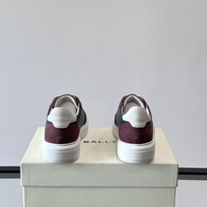 Bally B-Stroke 板鞋,皮革搭配麂皮拼接,酒红色鞋舌点缀,橡胶厚底,鞋侧有"BALLY"压印。 这款 Bally B-Stroke 板鞋,皮革搭配麂皮拼接,酒红色鞋舌点缀,橡胶厚底,鞋侧有"BALLY"压印。 这款