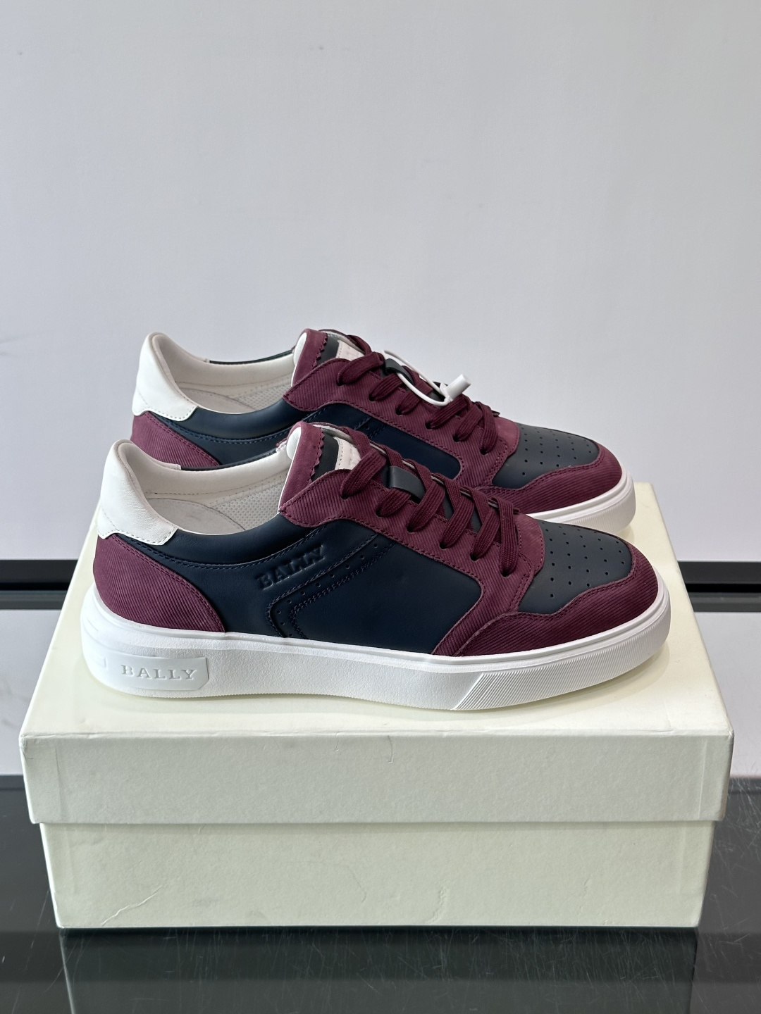 Bally B-Stroke 板鞋,皮革搭配麂皮拼接,酒红色鞋舌点缀,橡胶厚底,鞋侧有"BALLY"压印。 这款 Bally B-Stroke 板鞋,皮革搭配麂皮拼接,酒红色鞋舌点缀,橡胶厚底,鞋侧有"BALLY"压印。 这款