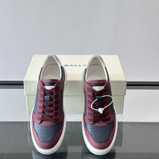 Bally B-Stroke 板鞋,皮革搭配麂皮拼接,酒红色鞋舌点缀,橡胶厚底,鞋侧有"BALLY"压印。 这款 Bally B-Stroke 板鞋,皮革搭配麂皮拼接,酒红色鞋舌点缀,橡胶厚底,鞋侧有"BALLY"压印。 这款