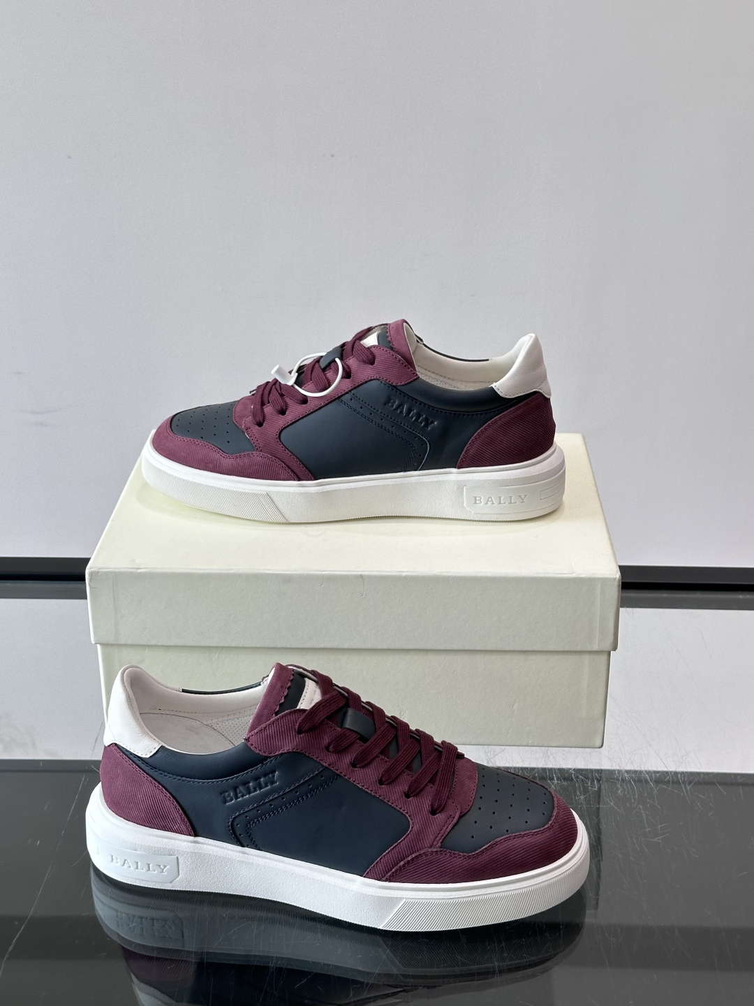 Bally B-Stroke 板鞋,皮革搭配麂皮拼接,酒红色鞋舌点缀,橡胶厚底,鞋侧有"BALLY"压印。 这款 Bally B-Stroke 板鞋,皮革搭配麂皮拼接,酒红色鞋舌点缀,橡胶厚底,鞋侧有"BALLY"压印。 这款
