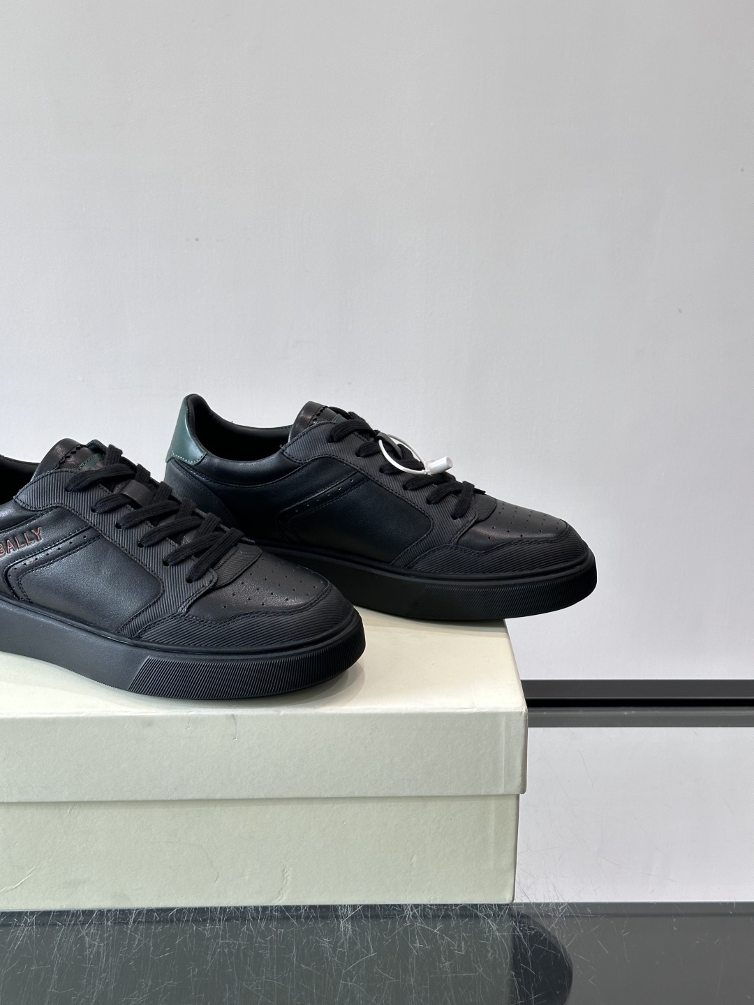 Bally B-Stroke 板鞋,皮革搭配麂皮拼接,酒红色鞋舌点缀,橡胶厚底,鞋侧有"BALLY"压印。 这款 Bally B-Stroke 板鞋,皮革搭配麂皮拼接,酒红色鞋舌点缀,橡胶厚底,鞋侧有"BALLY"压印。 这款