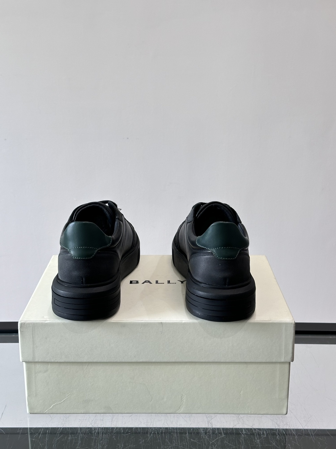 Bally B-Stroke 板鞋,皮革搭配麂皮拼接,酒红色鞋舌点缀,橡胶厚底,鞋侧有"BALLY"压印。 这款 Bally B-Stroke 板鞋,皮革搭配麂皮拼接,酒红色鞋舌点缀,橡胶厚底,鞋侧有"BALLY"压印。 这款
